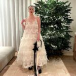 Maisie Williams Instagram - thank you @simonerocha_ for having me with you at the British Fashion Awards i feel so heavenly that i’m practically levitating at the top of my Christmas tree (which i still haven’t finished decorating) photos by @christinapaik London, United Kingdom