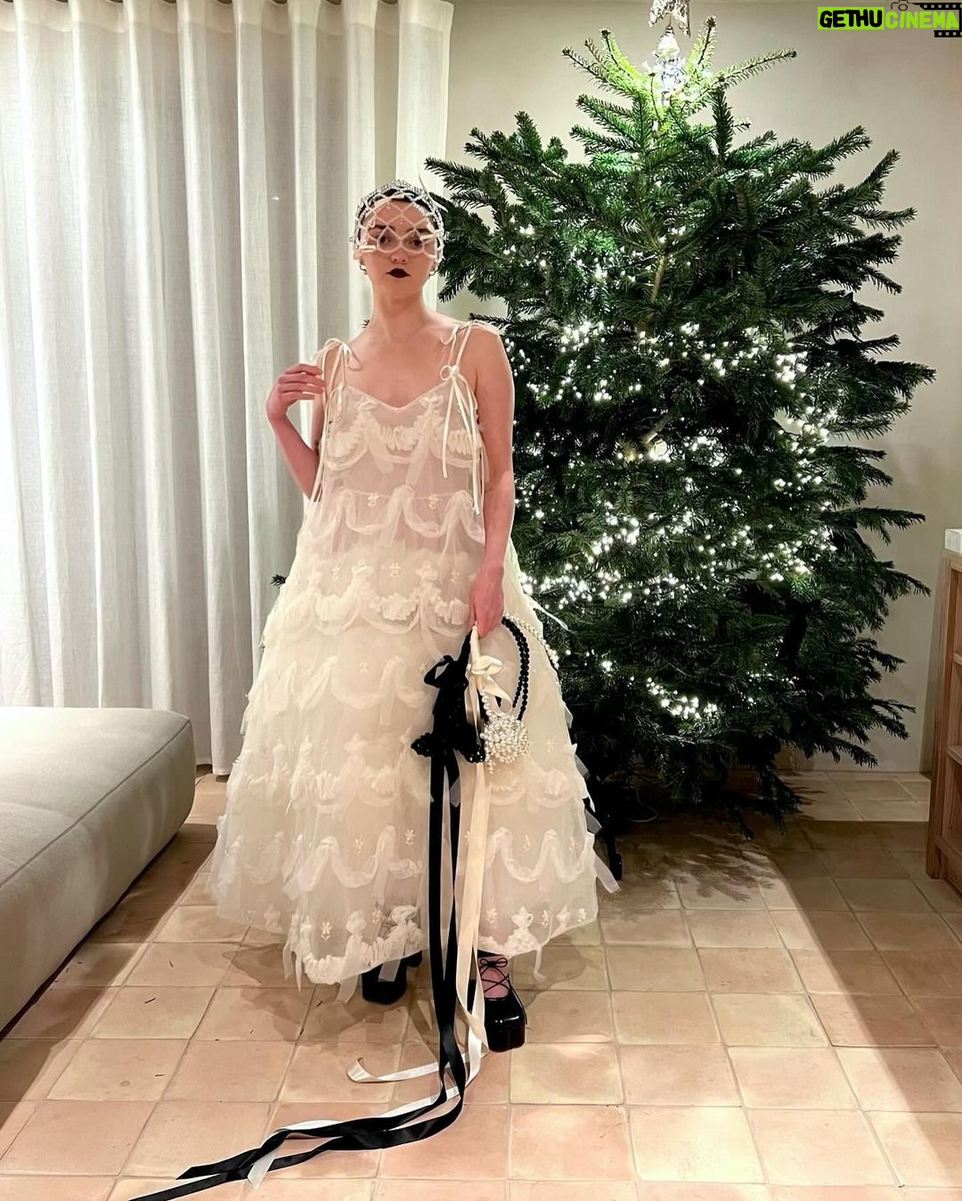 Maisie Williams Instagram - thank you @simonerocha_ for having me with you at the British Fashion Awards i feel so heavenly that i’m practically levitating at the top of my Christmas tree (which i still haven’t finished decorating) photos by @christinapaik London, United Kingdom