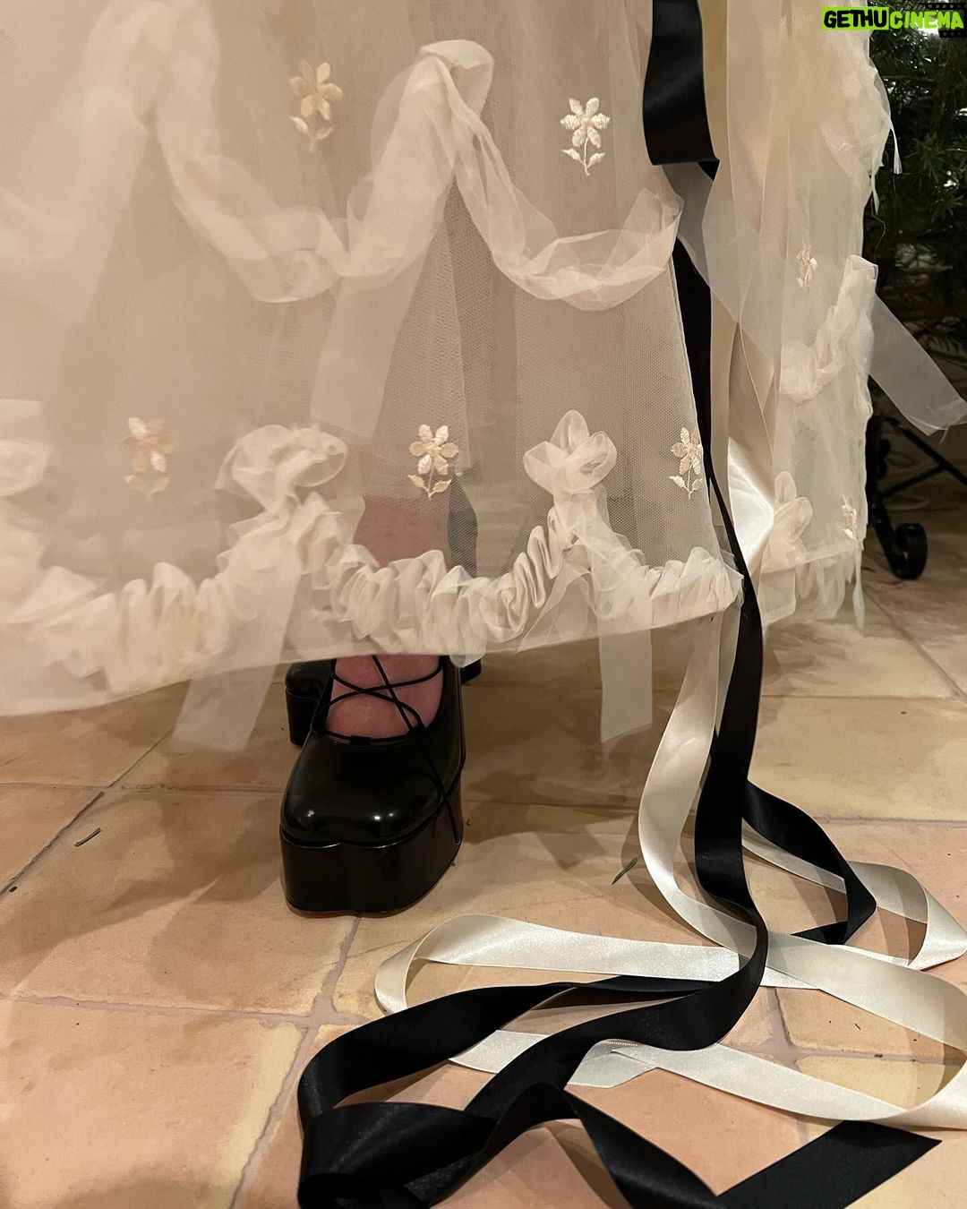 Maisie Williams Instagram - thank you @simonerocha_ for having me with you at the British Fashion Awards i feel so heavenly that i’m practically levitating at the top of my Christmas tree (which i still haven’t finished decorating) photos by @christinapaik London, United Kingdom