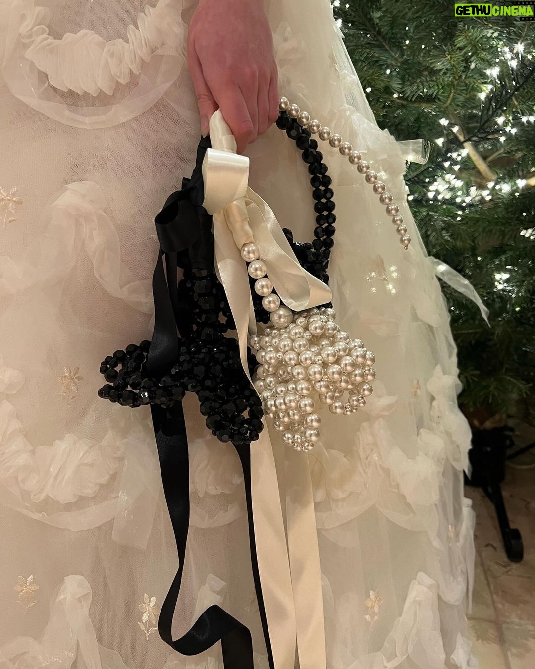 Maisie Williams Instagram - thank you @simonerocha_ for having me with you at the British Fashion Awards i feel so heavenly that i’m practically levitating at the top of my Christmas tree (which i still haven’t finished decorating) photos by @christinapaik London, United Kingdom