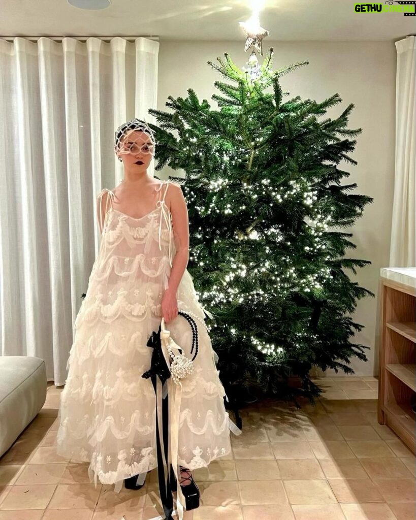 Maisie Williams Instagram - thank you @simonerocha_ for having me with you at the British Fashion Awards i feel so heavenly that i’m practically levitating at the top of my Christmas tree (which i still haven’t finished decorating) photos by @christinapaik London, United Kingdom