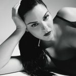 Maite Perroni Instagram - Gracias a la tecnología podemos estar presentes en países donde nunca pensé, las plataformas hacen que sea posible compartir nuestras series, nuestro trabajo, nuestro trabajo editorial con sesiones internacionales que nos dejan llegar tan lejos como estas logren viajar … La portada de @lofficielarabia es sólo una muestra de ello. Agradecida siempre con uds. q han llevado mi historia, mis proyectos y mis canciones a lugares increíbles ❤️