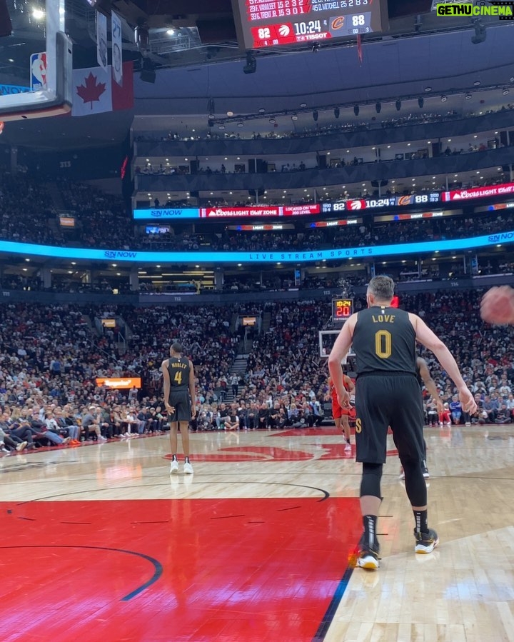 Maitreyi Ramakrishnan Instagram - in my natural habitat🇨🇦🏀