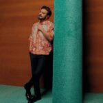 Majid Al Muhandis Instagram - من جلسة تصوير GQ @gqmiddleeast Words: @babylon.doll Photography: @xx_niquita_xxi Styling: @keanoushdarosa Producer: @steff.producer Editorial Assistant: @monique.spearman Set Design:@kitdmit @kitavin.studio Grooming: @le.kairouz Fashion Assistant: @thesheraz  Lighting Assistant: Jaypee Hardan Agency: @humanagementme   #GQMenOfTheYear2022  #GQMOTY