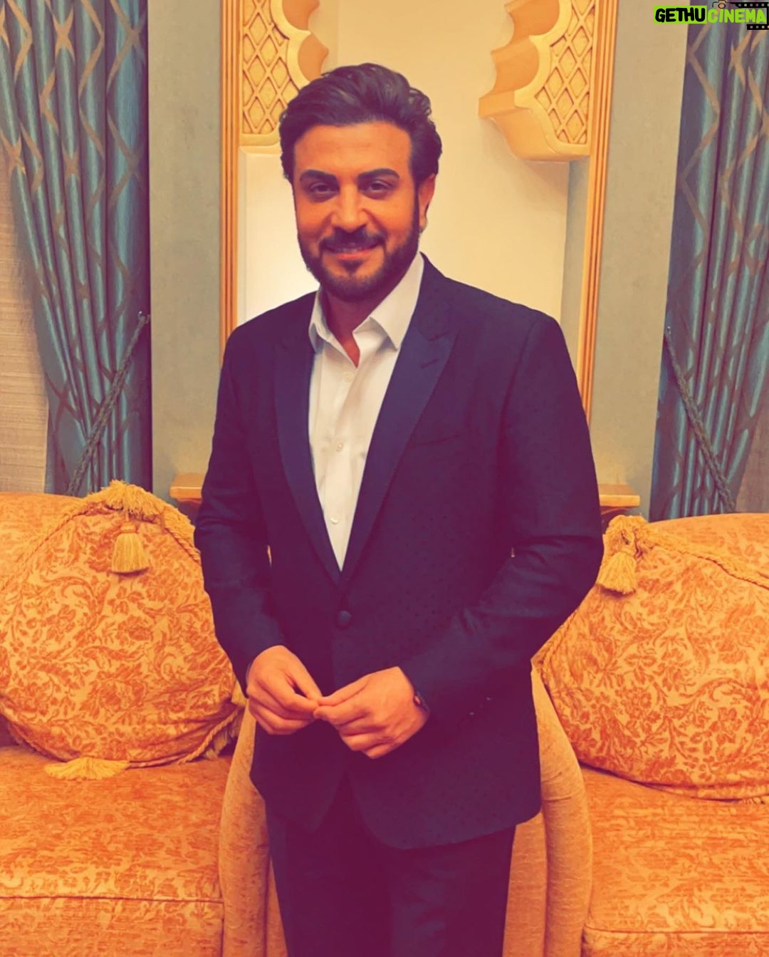 Majid Al Muhandis Instagram - بمناسبة عيد الاتحاد الخمسين كل عام و الامارات العربية المتحدة وحكامها الكرام وشعبها الطيب بالف خير وادام الله نعمة الامن والامان على هذا البلد الكريم @Dctabudhabi @abudhabievents