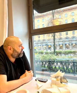 Maksim Fadeev Instagram - Как вы знаете, на днях я побывал в Минске. Я давно планировал эту поездку - в Беларуси у меня много друзей, а еще там живут родители директора моей компании, белоруски, которая работает со мной уже 17 лет.

По разным причинам Беларусь значит для меня многое. Например, потому, что моя любимая бабушка Варвара была также родом отсюда. Именно она вложила в меня все самое доброе и важное. 

Гуляя по улицам, заходя в ваши магазины и маленькие кафе, я удивился тому, что Батьке удалось сохранить абсолютно все, что было гордостью советского времени - и легкую промышленность, и сельское хозяйство, заводы. У нас в России, к сожалению, многое сберечь не удалось. Многое разрушено, многое разграблено. Находясь здесь, я понимаю, насколько важно сохранять то, что было построено нашими предками. Беларусь доказала, что это возможно. У нас много примеров и рядом - можно посмотреть, как живут другие государства и как - здесь. 

Я счастлив, что в случае с Россией и Беларусью возобладал здравый смысл и генетическая память: исторически мы все -  одной крови. Слава Богу что, наши страны сегодня - это две сестры и один кулак.  В связи с этим я очень сожалею об одной истории из 2020-го.  В тот неспокойный для Беларуси год у нас в офисе в должности контент-менеджера работал парень из Беларуси. Имея доступ к моим эккаунтам, он самовольно опубликовал пост, который никак не отражал мою позицию по ситуации в Беларуси. К сожалению, я узнал об этом из звонков СМИ, которые на меня внезапно обрушились. Делюсь этой историей впервые. Сотрудник, конечно же, бесследно эмигрировал в Польшу, оставив меня с дурным послевкусием. 

Ну а теперь - о хорошем. Я очень хочу открыть здесь музыкальную школу вокала. Белорусский язык - один из самых певучих языков мира. Так что - сам Бог велел! Это очень талантливая и творческая нация. Ощущения после этой поездки в Минск для меня - сродни открытию ставшего любимым Питера. Здесь я тоже - дома. Буду снова возвращаться сюда и любить это место. Беларусь - Родина моей бабушки, а ,значит, и моя…