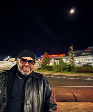 Maksim Fadeev Instagram - Как вы знаете, на днях я побывал в Минске. Я давно планировал эту поездку - в Беларуси у меня много друзей, а еще там живут родители директора моей компании, белоруски, которая работает со мной уже 17 лет.

По разным причинам Беларусь значит для меня многое. Например, потому, что моя любимая бабушка Варвара была также родом отсюда. Именно она вложила в меня все самое доброе и важное. 

Гуляя по улицам, заходя в ваши магазины и маленькие кафе, я удивился тому, что Батьке удалось сохранить абсолютно все, что было гордостью советского времени - и легкую промышленность, и сельское хозяйство, заводы. У нас в России, к сожалению, многое сберечь не удалось. Многое разрушено, многое разграблено. Находясь здесь, я понимаю, насколько важно сохранять то, что было построено нашими предками. Беларусь доказала, что это возможно. У нас много примеров и рядом - можно посмотреть, как живут другие государства и как - здесь. 

Я счастлив, что в случае с Россией и Беларусью возобладал здравый смысл и генетическая память: исторически мы все -  одной крови. Слава Богу что, наши страны сегодня - это две сестры и один кулак.  В связи с этим я очень сожалею об одной истории из 2020-го.  В тот неспокойный для Беларуси год у нас в офисе в должности контент-менеджера работал парень из Беларуси. Имея доступ к моим эккаунтам, он самовольно опубликовал пост, который никак не отражал мою позицию по ситуации в Беларуси. К сожалению, я узнал об этом из звонков СМИ, которые на меня внезапно обрушились. Делюсь этой историей впервые. Сотрудник, конечно же, бесследно эмигрировал в Польшу, оставив меня с дурным послевкусием. 

Ну а теперь - о хорошем. Я очень хочу открыть здесь музыкальную школу вокала. Белорусский язык - один из самых певучих языков мира. Так что - сам Бог велел! Это очень талантливая и творческая нация. Ощущения после этой поездки в Минск для меня - сродни открытию ставшего любимым Питера. Здесь я тоже - дома. Буду снова возвращаться сюда и любить это место. Беларусь - Родина моей бабушки, а ,значит, и моя…