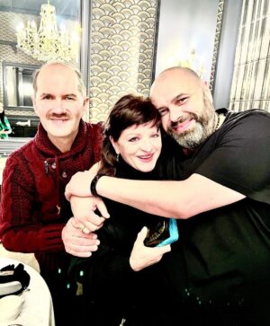 Maksim Fadeev Instagram - Как вы знаете, на днях я побывал в Минске. Я давно планировал эту поездку - в Беларуси у меня много друзей, а еще там живут родители директора моей компании, белоруски, которая работает со мной уже 17 лет.

По разным причинам Беларусь значит для меня многое. Например, потому, что моя любимая бабушка Варвара была также родом отсюда. Именно она вложила в меня все самое доброе и важное. 

Гуляя по улицам, заходя в ваши магазины и маленькие кафе, я удивился тому, что Батьке удалось сохранить абсолютно все, что было гордостью советского времени - и легкую промышленность, и сельское хозяйство, заводы. У нас в России, к сожалению, многое сберечь не удалось. Многое разрушено, многое разграблено. Находясь здесь, я понимаю, насколько важно сохранять то, что было построено нашими предками. Беларусь доказала, что это возможно. У нас много примеров и рядом - можно посмотреть, как живут другие государства и как - здесь. 

Я счастлив, что в случае с Россией и Беларусью возобладал здравый смысл и генетическая память: исторически мы все -  одной крови. Слава Богу что, наши страны сегодня - это две сестры и один кулак.  В связи с этим я очень сожалею об одной истории из 2020-го.  В тот неспокойный для Беларуси год у нас в офисе в должности контент-менеджера работал парень из Беларуси. Имея доступ к моим эккаунтам, он самовольно опубликовал пост, который никак не отражал мою позицию по ситуации в Беларуси. К сожалению, я узнал об этом из звонков СМИ, которые на меня внезапно обрушились. Делюсь этой историей впервые. Сотрудник, конечно же, бесследно эмигрировал в Польшу, оставив меня с дурным послевкусием. 

Ну а теперь - о хорошем. Я очень хочу открыть здесь музыкальную школу вокала. Белорусский язык - один из самых певучих языков мира. Так что - сам Бог велел! Это очень талантливая и творческая нация. Ощущения после этой поездки в Минск для меня - сродни открытию ставшего любимым Питера. Здесь я тоже - дома. Буду снова возвращаться сюда и любить это место. Беларусь - Родина моей бабушки, а ,значит, и моя…