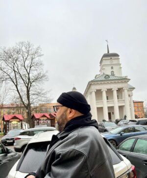 Maksim Fadeev Instagram - Как вы знаете, на днях я побывал в Минске. Я давно планировал эту поездку - в Беларуси у меня много друзей, а еще там живут родители директора моей компании, белоруски, которая работает со мной уже 17 лет.

По разным причинам Беларусь значит для меня многое. Например, потому, что моя любимая бабушка Варвара была также родом отсюда. Именно она вложила в меня все самое доброе и важное. 

Гуляя по улицам, заходя в ваши магазины и маленькие кафе, я удивился тому, что Батьке удалось сохранить абсолютно все, что было гордостью советского времени - и легкую промышленность, и сельское хозяйство, заводы. У нас в России, к сожалению, многое сберечь не удалось. Многое разрушено, многое разграблено. Находясь здесь, я понимаю, насколько важно сохранять то, что было построено нашими предками. Беларусь доказала, что это возможно. У нас много примеров и рядом - можно посмотреть, как живут другие государства и как - здесь. 

Я счастлив, что в случае с Россией и Беларусью возобладал здравый смысл и генетическая память: исторически мы все -  одной крови. Слава Богу что, наши страны сегодня - это две сестры и один кулак.  В связи с этим я очень сожалею об одной истории из 2020-го.  В тот неспокойный для Беларуси год у нас в офисе в должности контент-менеджера работал парень из Беларуси. Имея доступ к моим эккаунтам, он самовольно опубликовал пост, который никак не отражал мою позицию по ситуации в Беларуси. К сожалению, я узнал об этом из звонков СМИ, которые на меня внезапно обрушились. Делюсь этой историей впервые. Сотрудник, конечно же, бесследно эмигрировал в Польшу, оставив меня с дурным послевкусием. 

Ну а теперь - о хорошем. Я очень хочу открыть здесь музыкальную школу вокала. Белорусский язык - один из самых певучих языков мира. Так что - сам Бог велел! Это очень талантливая и творческая нация. Ощущения после этой поездки в Минск для меня - сродни открытию ставшего любимым Питера. Здесь я тоже - дома. Буду снова возвращаться сюда и любить это место. Беларусь - Родина моей бабушки, а ,значит, и моя…