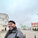 Maksim Fadeev Instagram - Как вы знаете, на днях я побывал в Минске. Я давно планировал эту поездку - в Беларуси у меня много друзей, а еще там живут родители директора моей компании, белоруски, которая работает со мной уже 17 лет. По разным причинам Беларусь значит для меня многое. Например, потому, что моя любимая бабушка Варвара была также родом отсюда. Именно она вложила в меня все самое доброе и важное. Гуляя по улицам, заходя в ваши магазины и маленькие кафе, я удивился тому, что Батьке удалось сохранить абсолютно все, что было гордостью советского времени - и легкую промышленность, и сельское хозяйство, заводы. У нас в России, к сожалению, многое сберечь не удалось. Многое разрушено, многое разграблено. Находясь здесь, я понимаю, насколько важно сохранять то, что было построено нашими предками. Беларусь доказала, что это возможно. У нас много примеров и рядом - можно посмотреть, как живут другие государства и как - здесь. Я счастлив, что в случае с Россией и Беларусью возобладал здравый смысл и генетическая память: исторически мы все - одной крови. Слава Богу что, наши страны сегодня - это две сестры и один кулак. В связи с этим я очень сожалею об одной истории из 2020-го. В тот неспокойный для Беларуси год у нас в офисе в должности контент-менеджера работал парень из Беларуси. Имея доступ к моим эккаунтам, он самовольно опубликовал пост, который никак не отражал мою позицию по ситуации в Беларуси. К сожалению, я узнал об этом из звонков СМИ, которые на меня внезапно обрушились. Делюсь этой историей впервые. Сотрудник, конечно же, бесследно эмигрировал в Польшу, оставив меня с дурным послевкусием. Ну а теперь - о хорошем. Я очень хочу открыть здесь музыкальную школу вокала. Белорусский язык - один из самых певучих языков мира. Так что - сам Бог велел! Это очень талантливая и творческая нация. Ощущения после этой поездки в Минск для меня - сродни открытию ставшего любимым Питера. Здесь я тоже - дома. Буду снова возвращаться сюда и любить это место. Беларусь - Родина моей бабушки, а ,значит, и моя… Minsk, Belarus