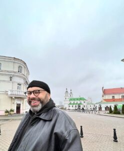 Maksim Fadeev Instagram - Как вы знаете, на днях я побывал в Минске. Я давно планировал эту поездку - в Беларуси у меня много друзей, а еще там живут родители директора моей компании, белоруски, которая работает со мной уже 17 лет. По разным причинам Беларусь значит для меня многое. Например, потому, что моя любимая бабушка Варвара была также родом отсюда. Именно она вложила в меня все самое доброе и важное. Гуляя по улицам, заходя в ваши магазины и маленькие кафе, я удивился тому, что Батьке удалось сохранить абсолютно все, что было гордостью советского времени - и легкую промышленность, и сельское хозяйство, заводы. У нас в России, к сожалению, многое сберечь не удалось. Многое разрушено, многое разграблено. Находясь здесь, я понимаю, насколько важно сохранять то, что было построено нашими предками. Беларусь доказала, что это возможно. У нас много примеров и рядом - можно посмотреть, как живут другие государства и как - здесь. Я счастлив, что в случае с Россией и Беларусью возобладал здравый смысл и генетическая память: исторически мы все - одной крови. Слава Богу что, наши страны сегодня - это две сестры и один кулак. В связи с этим я очень сожалею об одной истории из 2020-го. В тот неспокойный для Беларуси год у нас в офисе в должности контент-менеджера работал парень из Беларуси. Имея доступ к моим эккаунтам, он самовольно опубликовал пост, который никак не отражал мою позицию по ситуации в Беларуси. К сожалению, я узнал об этом из звонков СМИ, которые на меня внезапно обрушились. Делюсь этой историей впервые. Сотрудник, конечно же, бесследно эмигрировал в Польшу, оставив меня с дурным послевкусием. Ну а теперь - о хорошем. Я очень хочу открыть здесь музыкальную школу вокала. Белорусский язык - один из самых певучих языков мира. Так что - сам Бог велел! Это очень талантливая и творческая нация. Ощущения после этой поездки в Минск для меня - сродни открытию ставшего любимым Питера. Здесь я тоже - дома. Буду снова возвращаться сюда и любить это место. Беларусь - Родина моей бабушки, а ,значит, и моя… Minsk, Belarus