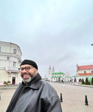 Maksim Fadeev Instagram - Как вы знаете, на днях я побывал в Минске. Я давно планировал эту поездку - в Беларуси у меня много друзей, а еще там живут родители директора моей компании, белоруски, которая работает со мной уже 17 лет.

По разным причинам Беларусь значит для меня многое. Например, потому, что моя любимая бабушка Варвара была также родом отсюда. Именно она вложила в меня все самое доброе и важное. 

Гуляя по улицам, заходя в ваши магазины и маленькие кафе, я удивился тому, что Батьке удалось сохранить абсолютно все, что было гордостью советского времени - и легкую промышленность, и сельское хозяйство, заводы. У нас в России, к сожалению, многое сберечь не удалось. Многое разрушено, многое разграблено. Находясь здесь, я понимаю, насколько важно сохранять то, что было построено нашими предками. Беларусь доказала, что это возможно. У нас много примеров и рядом - можно посмотреть, как живут другие государства и как - здесь. 

Я счастлив, что в случае с Россией и Беларусью возобладал здравый смысл и генетическая память: исторически мы все -  одной крови. Слава Богу что, наши страны сегодня - это две сестры и один кулак.  В связи с этим я очень сожалею об одной истории из 2020-го.  В тот неспокойный для Беларуси год у нас в офисе в должности контент-менеджера работал парень из Беларуси. Имея доступ к моим эккаунтам, он самовольно опубликовал пост, который никак не отражал мою позицию по ситуации в Беларуси. К сожалению, я узнал об этом из звонков СМИ, которые на меня внезапно обрушились. Делюсь этой историей впервые. Сотрудник, конечно же, бесследно эмигрировал в Польшу, оставив меня с дурным послевкусием. 

Ну а теперь - о хорошем. Я очень хочу открыть здесь музыкальную школу вокала. Белорусский язык - один из самых певучих языков мира. Так что - сам Бог велел! Это очень талантливая и творческая нация. Ощущения после этой поездки в Минск для меня - сродни открытию ставшего любимым Питера. Здесь я тоже - дома. Буду снова возвращаться сюда и любить это место. Беларусь - Родина моей бабушки, а ,значит, и моя…