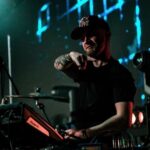 Maksim Fadeev Instagram – Умер мой друг, барабанщик и просто хороший до глубины души человек! Молодой, красивый, талантливый… смерть не спрашивает, а просто приходит. Он должен был быть частью школы «FENIX», но… мы его потеряли. Ваня, я знаю, ты сейчас нас видишь, счастливого путешествия, мой друг. Когда-нибудь, мы снова встретимся!🥲