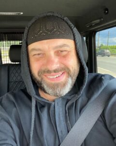 Maksim Fadeev Instagram - Включая телевизор, радио, интернет, любое сми, отовсюду звучит ЛГБТ, ЛГБТ, ЛГБТ. То притесняют, то унижают, то не дают жениться, то не дают растить детей в однополом браке. И весь этот поток информации уже настолько пульсирует в воздухе, что человек традиционных взглядов будет чувствовать себя в меньшинстве, потому что ценности традиционной любви начинают обесценивать и навязывать новую повестку. Сегодня уже не модно быть мужественным, сегодня многие юноши больше напоминают девочек в пубертате. Они красят ногти, губы, часто плачут, и произносят модные слова типа «токсичный, полиаморный или абьюз. Как просто быть крутым, наколи себе на лице английское слово, покрась ногти, волосы в яркую расцветку, скажи что ты не токсичный полиамор в гендерном переходе, как ты сразу свой, WOW, и очень заметный! А если ты еще совершил комен аут то ты просто настоящий герой, мужик, и не важно, мужик ли ты!! В каком мире мы живем? Почему в сми так мало места осталось для пропаганды традиционных ценностей? А если, не дай бог, война? Они в платьях в атаку побегут? В некоторых странах поговаривают об узаконивание педофилии. Я не хочу в это верить, но... Сразу скажу, я традиционных взглядов, и верующий человек. Но при этом, никогда не нарушаю личную территорию других людей, чем бы они ни занимались. Мне может кто-нибудь объяснить зачем проводить парад сексуальной направленности? Зачем агрессивно навязывать свою позицию и кричать «Мы есть»?! Зачем? Об этом и так все знают. Почему мужчины и женщины традиционных взглядов, не делают свой парад, свой флаг и др.? Я вижу как переписывают историю, но Библию переписать нельзя, а там об этом очень конкретно и четко сказано. Повторюсь, я не против существования любых направлений в сексуальной жизни, но я против чтобы моим детям навязывали это как норму.