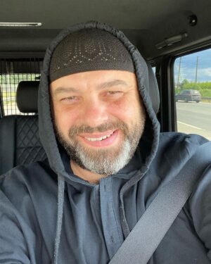 Maksim Fadeev Instagram - Включая телевизор, радио, интернет, любое сми, отовсюду звучит ЛГБТ, ЛГБТ, ЛГБТ. То притесняют, то унижают, то не дают жениться, то не дают растить детей в однополом браке. И весь этот поток информации уже настолько пульсирует в воздухе, что человек традиционных взглядов будет чувствовать себя в меньшинстве, потому что ценности традиционной любви начинают обесценивать и навязывать новую повестку. Сегодня уже не модно быть мужественным, сегодня многие юноши больше напоминают девочек в пубертате. Они красят ногти, губы, часто плачут, и произносят модные слова типа «токсичный, полиаморный или абьюз. Как просто быть крутым, наколи себе на лице английское слово, покрась ногти, волосы в яркую расцветку, скажи что ты не токсичный полиамор в гендерном переходе, как ты сразу свой, WOW, и очень заметный! А если ты еще совершил комен аут то ты просто настоящий герой, мужик, и не важно, мужик ли ты!! В каком мире мы живем? Почему в сми так мало места осталось для пропаганды традиционных ценностей? А если, не дай бог, война? Они в платьях в атаку побегут? В некоторых странах поговаривают об узаконивание педофилии. Я не хочу в это верить, но... Сразу скажу, я традиционных взглядов, и верующий человек. Но при этом, никогда не нарушаю личную территорию других людей, чем бы они ни занимались. Мне может кто-нибудь объяснить зачем проводить парад сексуальной направленности? Зачем агрессивно навязывать свою позицию и кричать «Мы есть»?! Зачем? Об этом и так все знают. Почему мужчины и женщины традиционных взглядов, не делают свой парад, свой флаг и др.? Я вижу как переписывают историю, но Библию переписать нельзя, а там об этом очень конкретно и четко сказано. Повторюсь, я не против существования любых направлений в сексуальной жизни, но я против чтобы моим детям навязывали это как норму.