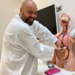 Maksim Fadeev Instagram – Нам всегда интересно, что и как устроено внутри человека! Для меня медицина вторая профессия и моя любовь! Обожаю! Пытаюсь вынуть этот орган, что это? Кто знает?