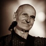 Maksim Fadeev Instagram – Сегодня умер мой товарищ, выдающаяся личность, актёр, музыкант, философ Пётр Мамонов. Его забрал пресловутый COVID… Которого «не существует», по версии всевозможных противников прививок и масок. Это им ответ! Понятно, что во мне говорит обида… Уходят такие люди. 😢🙏🏻А ведь его кто-то заразил… и теперь этот кто то – его убийца. Его убил не вирус, его убил человек, который просто наплевал на правила! Результат – его не стало.🙏🏻Счастливого путешествия тебе, мой друг.