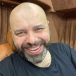 Maksim Fadeev Instagram – Всем привет! Сделал повторную прививку! После первой прошло всего пол года и антитела уменьшились до минимума, и я опять на пути! Мне говорили, что антитела будут держаться два года, но это, как выяснилось, не так! Кто с прививкой, проверяйтесь чаще, очень опасное заболевание и коварное! Будьте здоровы!