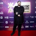 Maksim Fadeev Instagram – Вчера прошла музыкальная премия «Жара», где я был гостем и номинантом. Я получил премию за вклад в искусство! Спасибо всем, кто поддерживал меня, мне это очень приятно. Спасибо Эмину лично, за мое комфортное пребывание на мероприятии, так как я интроверт в самой последней стадии 😂. И только ему удаётся вытащить меня туда, где больше 10 человек. Мое внимание рассеивается и я теряюсь при большом количестве людей и мне сложно сосредоточиться! Поэтому я так краток, когда мне нужно что-то говорить на большую аудиторию. Я благодарю каждого неравнодушного ко мне, и к тому, что я делаю!