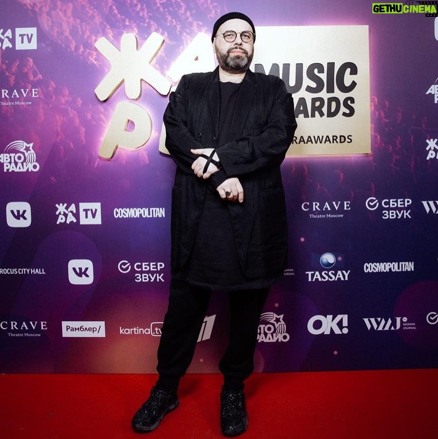 Maksim Fadeev Instagram - Вчера прошла музыкальная премия «Жара», где я был гостем и номинантом. Я получил премию за вклад в искусство! Спасибо всем, кто поддерживал меня, мне это очень приятно. Спасибо Эмину лично, за мое комфортное пребывание на мероприятии, так как я интроверт в самой последней стадии 😂. И только ему удаётся вытащить меня туда, где больше 10 человек. Мое внимание рассеивается и я теряюсь при большом количестве людей и мне сложно сосредоточиться! Поэтому я так краток, когда мне нужно что-то говорить на большую аудиторию. Я благодарю каждого неравнодушного ко мне, и к тому, что я делаю!