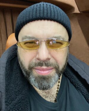 Maksim Fadeev Instagram - Всем привет! Скажите, какую вы музыку слушаете? Я имею в виду современную! Напишите свою любимую песню! 🙏🏻