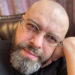Maksim Fadeev Instagram – Я прожил более пол века, что я знаю? Ничего! Ещё в 23 я был уверен, что мир мне ясен от и до и с необыкновенной уверенностью я шёл вперед! Что сегодня? Я знаю, что я ни черта не знаю.  Начну познания с ноля!  Значит, жизнь только начинается! Всем Мира и здоровья! 🙏🏻❤️☝🏻