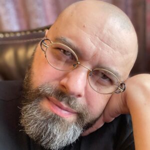 Maksim Fadeev Instagram - Я прожил более пол века, что я знаю? Ничего! Ещё в 23 я был уверен, что мир мне ясен от и до и с необыкновенной уверенностью я шёл вперед! Что сегодня? Я знаю, что я ни черта не знаю.  Начну познания с ноля!  Значит, жизнь только начинается! Всем Мира и здоровья! 🙏🏻❤️☝🏻