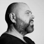Maksim Fadeev Instagram - С ужасом наблюдаю за происходящим между известным пластическим хирургом и его пациентками. Как вы помните, два года назад я похудел почти на 127 кг. В тот момент и по сей день все спрашивают меня, как это у меня получилось. И я намеренно не давал никакой подробной информации о том, как я это сделал. Чтобы, не дай Бог, мой метод не нанес вред здоровью - кому бы то ни было. Я уже говорил о том, что худел под наблюдением врача и моей подруги Оксаны Драпкиной по специально разработанной нами совместно программе. После похудания мне много раз предлагали сделать подтяжку кожи. Но уже тогда я видел полный беспредел на рынке пластической хирургии, в связи с чем я не то что никогда не решился бы на подтяжку - я не доверил бы им даже заусенец на своем пальце. Ежегодно мы с вами продолжаем читать новости не только о неудачных последствиях проведенных пластических операций, но и даже о случаях летального исхода. Мне по-настоящему больно видеть на улицах и в интернете женщин, явно изуродованных хирургами. Иногда даже создается впечатление, что некоторым хирургам это нравится: видеть страдания своих пациентов. Но мне кажется, что это уже психиатрия. Сегодня пластическая хирургия превратилась в чистый бизнес. Морально-нравственный фактор вообще не учитывается. Нужен человеку маленький нос или губы размером с хинкали - хирург возьмется за это, если клиент платит. И неважно, что будет с этим пациентом дальше. Жаль, что пластическая хирургия превратилась в рынок (в плохом смысле слова), где можно сделать себе губы за 1000 р дома у какой-нибудь пьяной тетки. А можно заплатить миллионы и получить тот же результат. Прежде, чем идти к кому- то, женщины, вы должны понять, что вы и так прекрасны. Я думаю, что оперироваться нужно только тем, у кого есть явные к этому показания. Продолжение - в карусели👉🏻