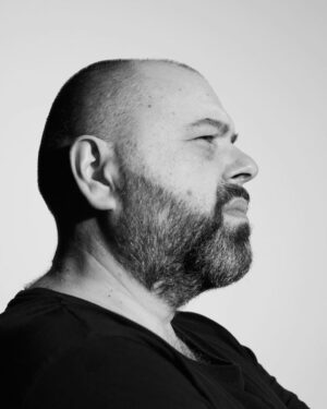 Maksim Fadeev Instagram - С ужасом наблюдаю за происходящим между известным пластическим хирургом и его пациентками. 
Как вы помните, два года назад я похудел почти на 127 кг. В тот момент и по сей день все спрашивают меня, как это у меня получилось.  И я намеренно не давал никакой подробной информации о том, как я это сделал. Чтобы, не дай Бог, мой метод не нанес вред здоровью - кому бы то ни было. Я уже говорил о том, что худел под наблюдением врача и моей подруги Оксаны Драпкиной по специально разработанной нами совместно программе. 

После похудания мне много раз предлагали сделать подтяжку кожи. Но уже тогда я видел полный беспредел на рынке пластической хирургии, в связи с чем я не то что никогда не решился бы на подтяжку - я не доверил бы им даже заусенец на своем пальце. Ежегодно мы с вами продолжаем читать новости не только о неудачных последствиях проведенных пластических операций, но и даже о случаях летального исхода. Мне по-настоящему больно видеть на улицах и в интернете женщин, явно изуродованных хирургами. Иногда даже создается впечатление, что некоторым хирургам это нравится: видеть страдания своих пациентов. Но мне кажется, что это уже психиатрия. Сегодня пластическая хирургия превратилась в чистый бизнес. Морально-нравственный фактор вообще не учитывается. Нужен человеку маленький нос или губы размером с хинкали - хирург возьмется за это, если клиент платит. И неважно, что будет с этим пациентом дальше. Жаль, что пластическая хирургия превратилась в рынок (в плохом смысле слова), где можно сделать себе губы за 1000 р дома у какой-нибудь пьяной тетки. А можно заплатить миллионы и получить тот же результат. Прежде, чем идти к кому- то, женщины, вы должны понять, что вы и так прекрасны. Я думаю, что оперироваться нужно только тем, у кого есть явные к этому показания. Продолжение - в карусели👉🏻