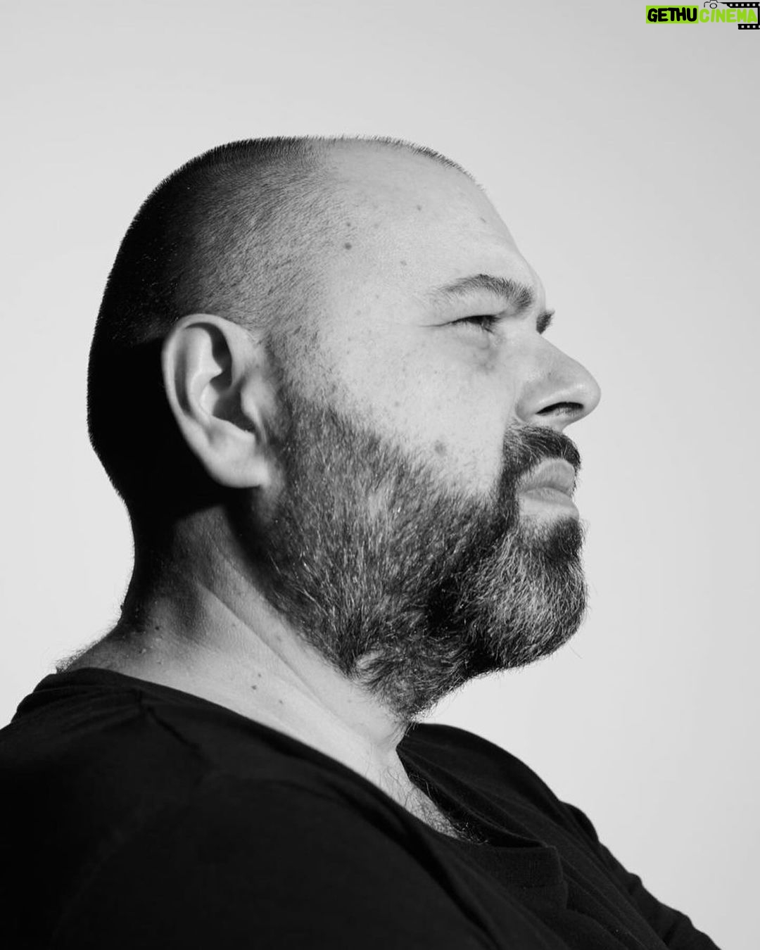 Maksim Fadeev - 35K Likes - С ужасом наблюдаю за происходящим между известным пластическим хирургом и его пациентками.
Как вы помните, два года назад я похудел почти на 127 кг. В тот момент и по сей день все спрашивают меня, как это у меня получилось. И я намеренно не давал никакой подробной информации о том, как я это сделал. Чтобы, не дай Бог, мой метод не нанес вред здоровью - кому бы то ни было. Я уже говорил о том, что худел под наблюдением врача и моей подруги Оксаны Драпкиной по специально разработанной нами совместно программе.
После похудания мне много раз предлагали сделать подтяжку кожи. Но уже тогда я видел полный беспредел на рынке пластической хирургии, в связи с чем я не то что никогда не решился бы на подтяжку - я не доверил бы им даже заусенец на своем пальце. Ежегодно мы с вами продолжаем читать новости не только о неудачных последствиях проведенных пластических операций, но и даже о случаях летального исхода. Мне по-настоящему больно видеть на улицах и в интернете женщин, явно изуродованных хирургами. Иногда даже создается впечатление, что некоторым хирургам это нравится: видеть страдания своих пациентов. Но мне кажется, что это уже психиатрия. Сегодня пластическая хирургия превратилась в чистый бизнес. Морально-нравственный фактор вообще не учитывается. Нужен человеку маленький нос или губы размером с хинкали - хирург возьмется за это, если клиент платит. И неважно, что будет с этим пациентом дальше. Жаль, что пластическая хирургия превратилась в рынок (в плохом смысле слова), где можно сделать себе губы за 1000 р дома у какой-нибудь пьяной тетки. А можно заплатить миллионы и получить тот же результат. Прежде, чем идти к кому- то, женщины, вы должны понять, что вы и так прекрасны. Я думаю, что оперироваться нужно только тем, у кого есть явные к этому показания. Продолжение - в карусели👉🏻