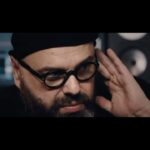 Maksim Fadeev Instagram – ⚡️👂 Некоторые из вас, возможно, знают о том, что лет двадцать назад я оглох на 90 процентов. Я практически ничего не слышал, это длилось очень долго. Представьте, что такое глухой музыкант.  Мне не мог помочь никто и ничто. И только один китайский врач акупунктурой смог частично мне восстановить слух. Это было очень больно и очень долго. Сегодня одно ухо у меня слышит на 30%, второе – на 60%. 

И сегодня я хочу обратиться ко всем, кто слушает музыку используя так называемые «внутриканальные» наушники. Именно такой тип наушников является самым потенциально опасным, оказывая слишком много нагрузки на наш слуховой аппарат. При неправильном их использовании слух уходит постепенно, а когда человек спохватывается – часто оказывается слишком поздно. Но и даже полноразмерные мониторные наушники тоже надо использовать с умом, не выкручивая громкость на полную. Когда вы слушаете музыку слишком громко – барабанная перепонка очень сильно компрессируется. И те самые «волоски» в ухе, которые отвечают за передачу звука – безвозвратно гибнут. Представьте себе большое пшеничное поле (это наше ухо внутри), по которому едет огромный комбайн, оставляя скошенные полосы – так мы убиваем свой слух при неправильном прослушивании музыки. Однажды врач-сурдолог мне сказал, что ему кажется, что когда Бог создавал человека – он начал с уха, потому что более сложной и хрупкой анатомии и структуры в организме человека нет. 

Сегодня, во Всемирный день слуха, вместе с фондом @ihear_you мы хотим предложить вам проверить слух онлайн – ссылка в сториз . Проверьте свой слух. И берегите себя, свои уши. А, главное, душу.