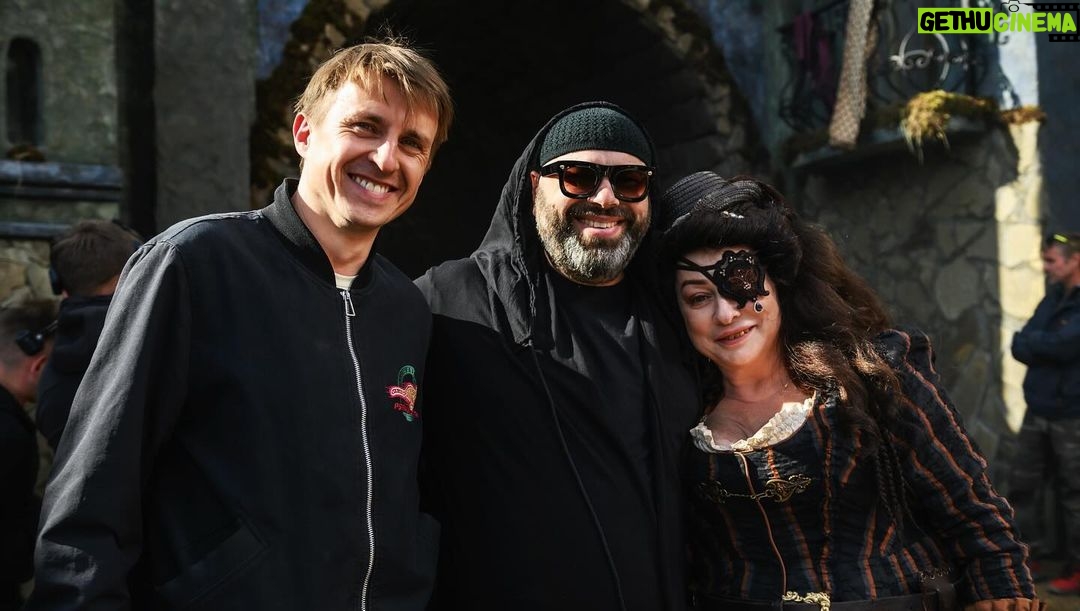 Maksim Fadeev Instagram - На днях в Москве состоялась премьера фильма студии «ТриТэ» и режиссера Алексея Нужного «Бременские музыканты». Это большой проект, над музыкой к которому я и моя команда работали 11 месяцев. В широкий прокат фильм выходит 1 января 2024 года. Моей задачей было не только переосмыслить и аранжировать по-новому великую музыку Геннадия Гладкова, но и написать туда несколько новых произведений. С Лешей Нужным я согласился работать сразу, я его обожаю и считаю безгранично талантливым. Сегодня покажу Вам видео, на котором - наш рабочий процесс с режиссером над одной из новых песен в фильм. Он говорил мне об ощущении, которое должно быть в музыке, а я тут же сочинял, и если это «да», попадание, то развивал его. Это происходило мгновенно, как импровизация. С Геннадием Игоревичем Гладковым мы не успели подробно что-то обсудить. Говорили по телефону буквально минуту, он просто сказал, что доверяет мне. Это уже ценно. Жаль, что он ушел именно в момент создания нашей музыки, мне кажется, что это очень символично. Что касается его музыки, мы сохранили все в деталях, просто сделали звук чуть посолиднее с учетом технологий. А все новое уже писалось более современно. Я бы очень рекомендовал вам пойти на это кино на зимних каникулах. Это доброе, очень музыкальное и семейное кино. Ну а после выхода фильма на экраны покажу вам процесс написания музыки к нему подробнее: как сочинялась музыка и что в итоге получилось)