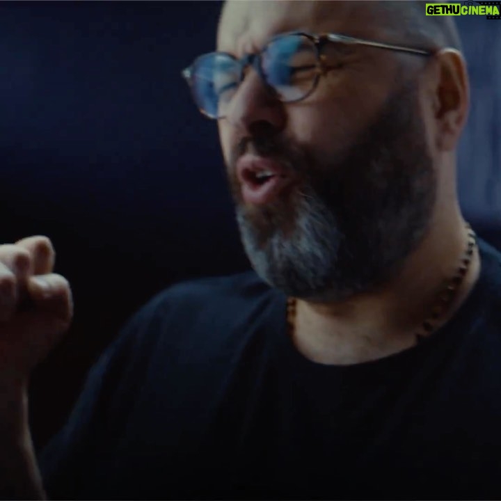 Maksim Fadeev - 60.9K Likes - ⚡️ Сегодня состоялась премьера песни и клипа на стихи Михаила Гуцериева #ОБЯЗАТЕЛЬНОВЕРНУСЬ .
Я случайно нашёл стихотворение поэта, которое просто вырывает сердце из груди. Когда я пел эти слова, у меня был комок в горле: я 5 или 6 раз приезжал в студию. Никогда не думал, что смогу найти поэта с детским сердцем. Многие меня поймут: это когда у тебя сердце живое, детское, настоящее, открытое, тёплое. Однако ты показываешь это не всем, и порой, только в своих стихах, только там , можно заметить, насколько ты хрупок.
Пусть эта песня будет звучать в сердце каждого воина, в сердце каждой матери, в сердце каждой девчонки, которая ждёт своих ребят. Они обязательно вернутся. Обязательно!
Благодарю команду, работавшую над клипом, актеров - Тимура Ефременкова, Ольгу Юсипову, Анастасию Широкову и Варю Куприну. И режиссера @inespolskih Инес Польских❤️. Надеюсь, вас тронет наша работа. Слушайте трек и смотрите клип по ссылке в сториз и шапке профиля.
#ОБЯЗАТЕЛЬНОВЕРНУСЬ