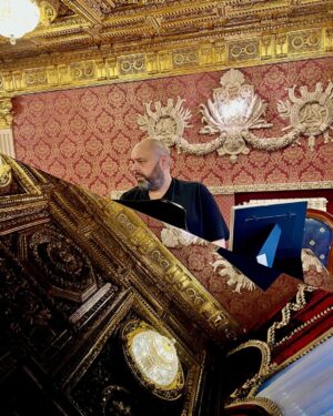 Maksim Fadeev Instagram - Вчера новость о присвоении мне Президентом почетного звания «Заслуженный деятель искусств Российской Федерации» буквально застала меня врасплох. Для меня это просто шок. И, конечно, большая честь. 
Сегодня я хотел бы обратиться к тем, кто просто любит мою музыку: это - наша общая победа. Именно благодаря вашей поддержке и уверенности во мне я смог устоять в эти последние сложные годы. (Когда-нибудь поговорим с вами об этом подробнее…)
Я испытываю колоссальную гордость потому, что мой отец имел точно такую же награду, и сегодня я продолжаю нашу династию простых учителей музыки. Точно знаю, что он рад за меня… 
Спасибо вам за все. Именно вам. Ваш Максим Фадеев.