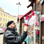 Maksim Fadeev Instagram - Как вы знаете, на днях я побывал в Минске. Я давно планировал эту поездку - в Беларуси у меня много друзей, а еще там живут родители директора моей компании, белоруски, которая работает со мной уже 17 лет. По разным причинам Беларусь значит для меня многое. Например, потому, что моя любимая бабушка Варвара была также родом отсюда. Именно она вложила в меня все самое доброе и важное. Гуляя по улицам, заходя в ваши магазины и маленькие кафе, я удивился тому, что Батьке удалось сохранить абсолютно все, что было гордостью советского времени - и легкую промышленность, и сельское хозяйство, заводы. У нас в России, к сожалению, многое сберечь не удалось. Многое разрушено, многое разграблено. Находясь здесь, я понимаю, насколько важно сохранять то, что было построено нашими предками. Беларусь доказала, что это возможно. У нас много примеров и рядом - можно посмотреть, как живут другие государства и как - здесь. Я счастлив, что в случае с Россией и Беларусью возобладал здравый смысл и генетическая память: исторически мы все - одной крови. Слава Богу что, наши страны сегодня - это две сестры и один кулак. В связи с этим я очень сожалею об одной истории из 2020-го. В тот неспокойный для Беларуси год у нас в офисе в должности контент-менеджера работал парень из Беларуси. Имея доступ к моим эккаунтам, он самовольно опубликовал пост, который никак не отражал мою позицию по ситуации в Беларуси. К сожалению, я узнал об этом из звонков СМИ, которые на меня внезапно обрушились. Делюсь этой историей впервые. Сотрудник, конечно же, бесследно эмигрировал в Польшу, оставив меня с дурным послевкусием. Ну а теперь - о хорошем. Я очень хочу открыть здесь музыкальную школу вокала. Белорусский язык - один из самых певучих языков мира. Так что - сам Бог велел! Это очень талантливая и творческая нация. Ощущения после этой поездки в Минск для меня - сродни открытию ставшего любимым Питера. Здесь я тоже - дома. Буду снова возвращаться сюда и любить это место. Беларусь - Родина моей бабушки, а ,значит, и моя… Minsk, Belarus