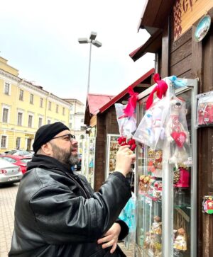 Maksim Fadeev Instagram - Как вы знаете, на днях я побывал в Минске. Я давно планировал эту поездку - в Беларуси у меня много друзей, а еще там живут родители директора моей компании, белоруски, которая работает со мной уже 17 лет.

По разным причинам Беларусь значит для меня многое. Например, потому, что моя любимая бабушка Варвара была также родом отсюда. Именно она вложила в меня все самое доброе и важное. 

Гуляя по улицам, заходя в ваши магазины и маленькие кафе, я удивился тому, что Батьке удалось сохранить абсолютно все, что было гордостью советского времени - и легкую промышленность, и сельское хозяйство, заводы. У нас в России, к сожалению, многое сберечь не удалось. Многое разрушено, многое разграблено. Находясь здесь, я понимаю, насколько важно сохранять то, что было построено нашими предками. Беларусь доказала, что это возможно. У нас много примеров и рядом - можно посмотреть, как живут другие государства и как - здесь. 

Я счастлив, что в случае с Россией и Беларусью возобладал здравый смысл и генетическая память: исторически мы все -  одной крови. Слава Богу что, наши страны сегодня - это две сестры и один кулак.  В связи с этим я очень сожалею об одной истории из 2020-го.  В тот неспокойный для Беларуси год у нас в офисе в должности контент-менеджера работал парень из Беларуси. Имея доступ к моим эккаунтам, он самовольно опубликовал пост, который никак не отражал мою позицию по ситуации в Беларуси. К сожалению, я узнал об этом из звонков СМИ, которые на меня внезапно обрушились. Делюсь этой историей впервые. Сотрудник, конечно же, бесследно эмигрировал в Польшу, оставив меня с дурным послевкусием. 

Ну а теперь - о хорошем. Я очень хочу открыть здесь музыкальную школу вокала. Белорусский язык - один из самых певучих языков мира. Так что - сам Бог велел! Это очень талантливая и творческая нация. Ощущения после этой поездки в Минск для меня - сродни открытию ставшего любимым Питера. Здесь я тоже - дома. Буду снова возвращаться сюда и любить это место. Беларусь - Родина моей бабушки, а ,значит, и моя…
