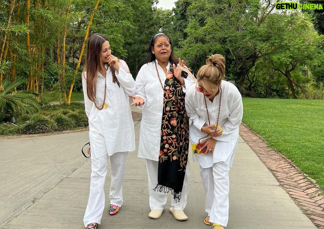 Malaika Arora Instagram - Our mama , our ammama , ….. ur simply the best ❤️❤️❤️ happpy birthday mothership @joycearora …. Love you❤️