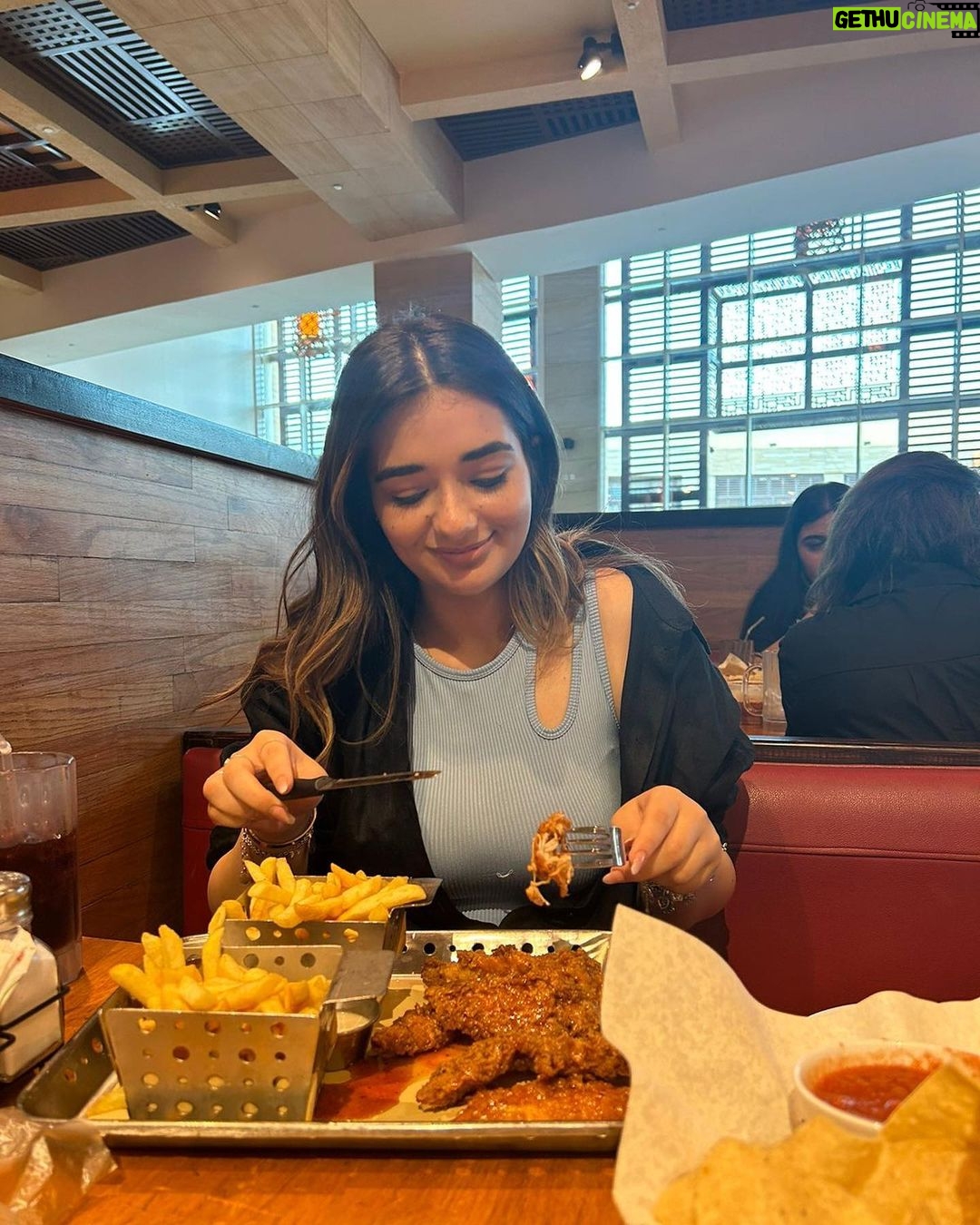 Malak Ahmed Zaher Instagram - Happiest 21 year old kid in the world 😅 This is how i spent my day, went to the zoo to see my favorite animal 🦒 then went to eat my favorite meal since i was 12 , and lastly went home to the sweetest surprise from the closest people to my heart❤️ isn't this the best birthday anyone could ever ask for ? It's always the little things that make me happy, can't thank you guys enough for making my day so special i love you all..you know yourselves 🥰 عيد ميلادي ال ٢١ كان مختلف نقدر نقول ان بالمنظر ده لما جمعت الصور ورا بعض و شفت انا قضيت يومي ازاي لا ده عيد ميلادي ال ١٢ كده🤪😂 دايما الحجات الصغيرة هي الي بتبسطني و كفايا وجود الناس الي بحبها جمبي و احساسي بحبهم و انهم عايزين يسعدوني عايزة اشكرهم واحد واحد و اقلهم اني بحبهم اوي و انهم غاليين عندي اوي و هما عارفين نفسهم💙