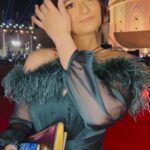 Malak Ahmed Zaher Instagram - - عمرك ضربتي راجل في الشارع؟ =آه 🫣 طلعت بتعمل Skip لتترات المسلسلات، متحيزة لقضايا المرأه وعايزة تعمل قانون ضد التعنيف.. جاوبت على أسئلة مسلسل #في_بيتنا_روبوت و #فاتن_أمل حربي، الجميلة ملك أحمد زاهر على ريد كاربت #مهرجان_القاهرة_للدراما