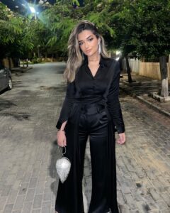 Malak Ahmed Zaher Instagram - From the closing ceremony of ICCE X Samsung 🖤✨ @samsungegypt Outfit @__mamzi__ Makeup @dinaelkasheff Hair @alfredandmina