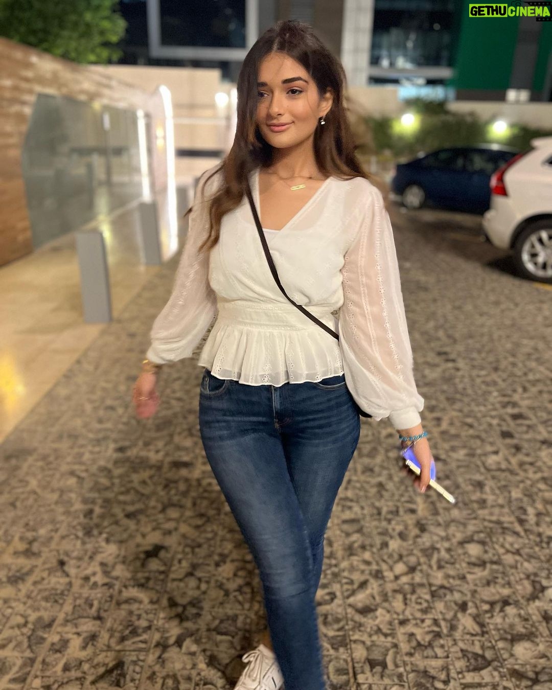 Malak Ahmed Zaher Instagram - شوية صور مهزوزة و انا منكوشة حاجة بسيطة كده 🙆🏻♀️