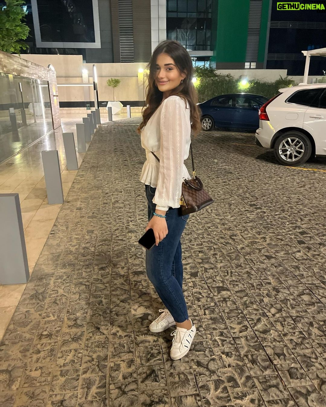 Malak Ahmed Zaher Instagram - شوية صور مهزوزة و انا منكوشة حاجة بسيطة كده 🙆🏻♀️