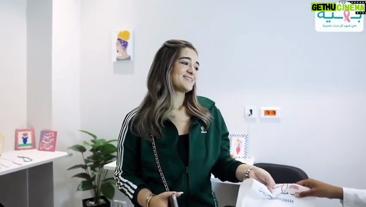 Malak Ahmed Zaher Instagram - من حوالي اسبوعين روحت و زورت بهية الشيخ زايد لتاني مره و بجد بتكون من امتع اوقات حياتي لما بروح هناك علي قد ما الطاقة بتاعة الدكاترة و المسؤلين و حتي المحاربات بتبقي جميلة و مبهجة و باكون انا فخورة جدا بالمكان العظيم ده الي مش بس بيعالج المحاربات لا ده كمان بيعملهم جلسات دعم نفسي و بيسفرهم و بيعلمهم لغات و بيعلمهم كمان حرف تسليهم و تخلي في عندهم مصدر دخل حقيقي فخورة و مبسوطة اوي بجودي معاهم دايما و يارب يقوم كل المحاربات بالسلامة و يجازي كل القائمين علي المستشفي العظيمة دي خير و الي بالمناسبة لو روحتوها ولله عمركم ما هاتحسوا انها مستشفي هاتحسوها بيت و الناس الي جواها كلهم عيلة واحدة @baheyafoundation 🤍🎀