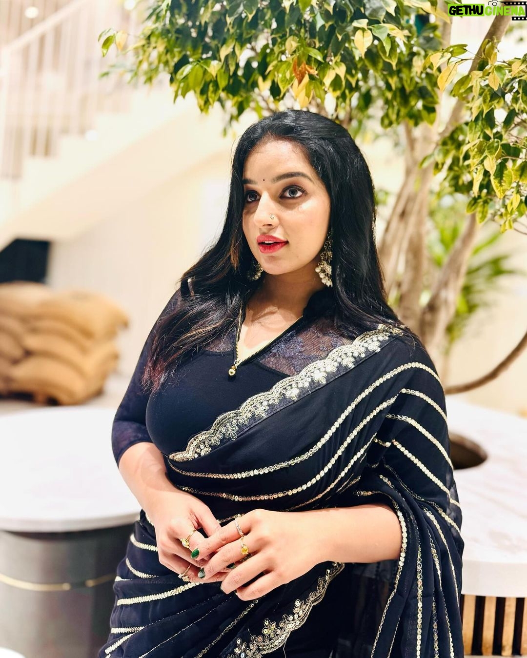 Malavika Menon Instagram - Good vibes only ππβ₯οΈ Alexaa play katchi sera πΆβΊοΈ Styling : mom @sreekala_24 Mua @_sapnas_makeover Shots @nima_chandran