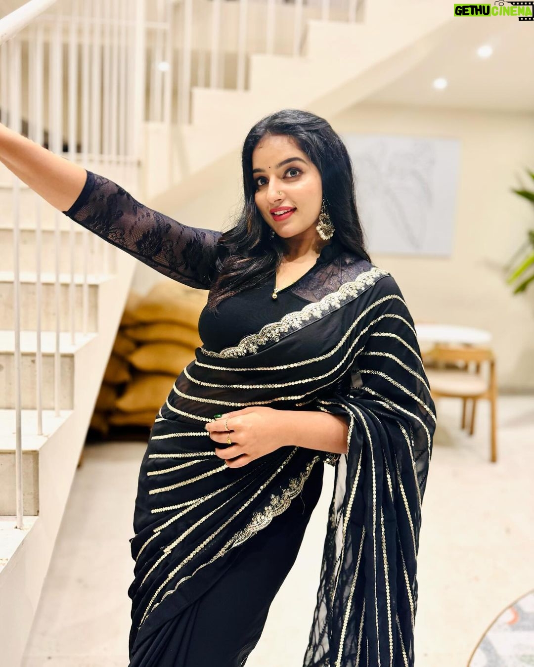 Malavika Menon Instagram - Good vibes only ππβ₯οΈ Alexaa play katchi sera πΆβΊοΈ Styling : mom @sreekala_24 Mua @_sapnas_makeover Shots @nima_chandran