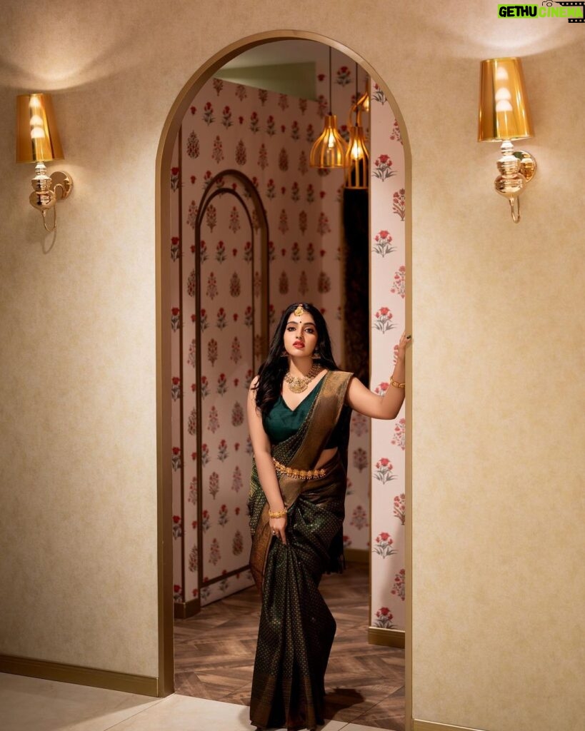 Malavika Menon Instagram - Feel yourself like a queen wearing saree 😍✨❤️ Tell me which is your favorite slide… Wearing @lulucelebrate @luluweddingutsav Mua @sreegeshvasan_makeupartist shot @_photographerguy Lulu Mall