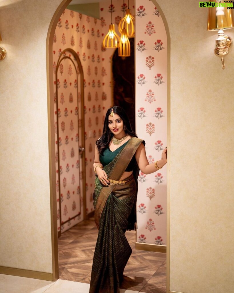Malavika Menon Instagram - Feel yourself like a queen wearing saree 😍✨❤️ Tell me which is your favorite slide… Wearing @lulucelebrate @luluweddingutsav Mua @sreegeshvasan_makeupartist shot @_photographerguy Lulu Mall