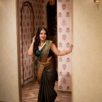 Malavika Menon Instagram - Feel yourself like a queen wearing saree 😍✨❤️ Tell me which is your favorite slide… Wearing @lulucelebrate @luluweddingutsav Mua @sreegeshvasan_makeupartist shot @_photographerguy Lulu Mall