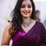 Malavika Menon Instagram - 💟💟💟🫣🫣🫣☺️✨😍 Jwlry @golden_cup_fashion_jewellery Saree @lizcreationsboutique Mua @colazbridal Shot @jayasanphotography