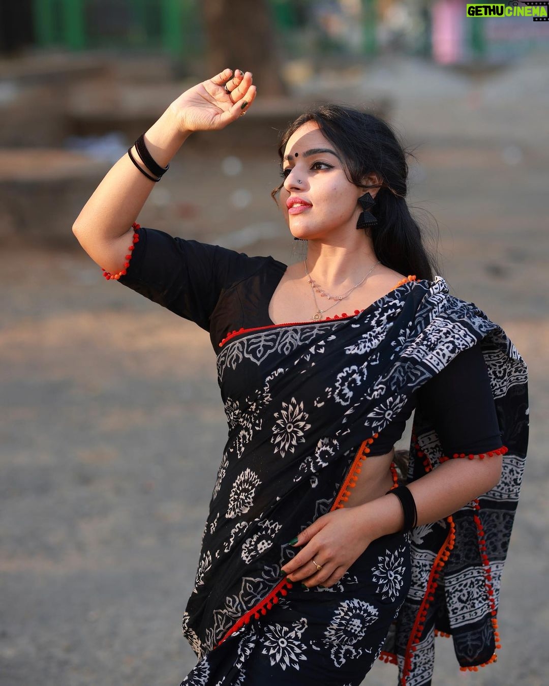 Malavika Menon Instagram - palakad yew beauty ❤️ Shot @baljithm Palakkad